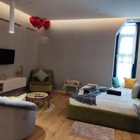 Square 21 Тирана