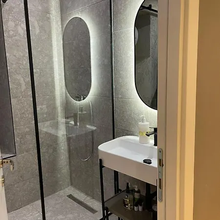 Square 21 * Тирана